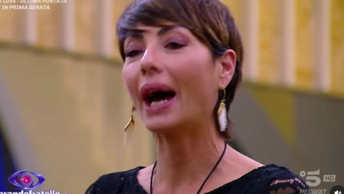 Grande Fratello, Ilaria Galassi senza freni su Helena Prestes: “Deficiente brasiliana. Fatemi rientrare che così la…”