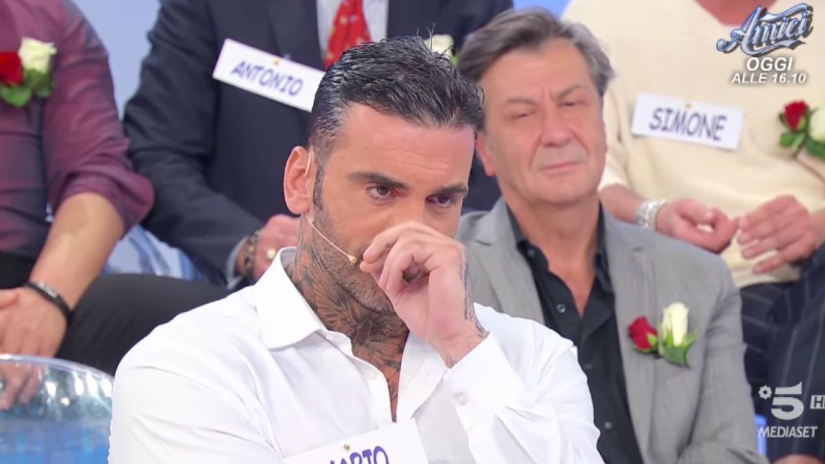 Uomini e Donne, anticipazioni: Mario lascia di nuovo il programma in seguito ad un’altra segnalazione: bacio con un’ex tronista!